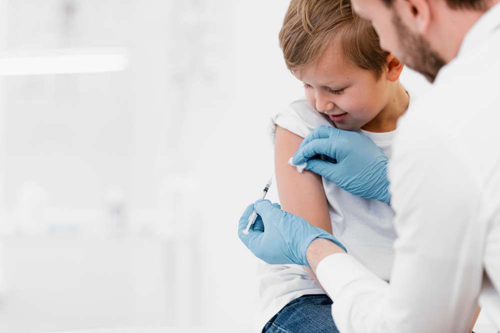 Imagem destaque da matéria - Brasil começa a aplicar vacina bivalente contra covid-19 entre crianças e Adultos